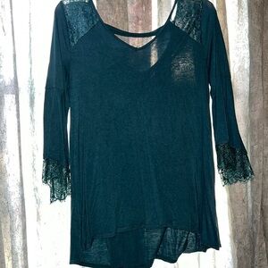 Lace detail 3/4 sleeve top